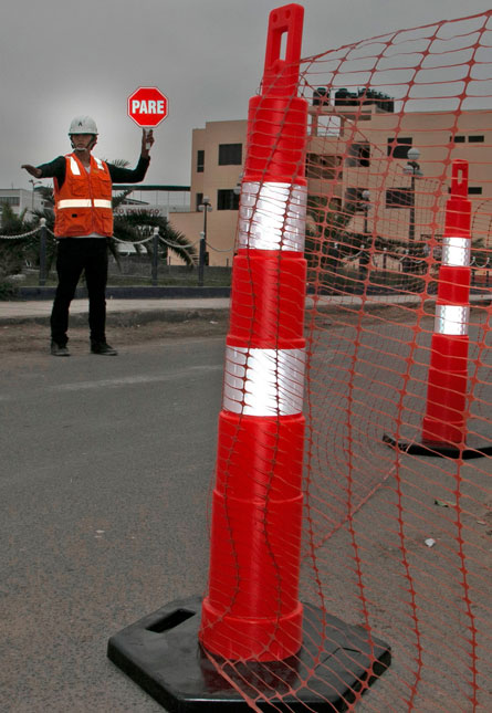 Venta de equipos y elementos para señalización y control vial: delineadores viales en PVC, colombinas o señalizadores tubulares, conos viales, cintas demarcación, cadenas plásticas, señalizaciones en acrílico, paletas pare - siga, en Bogotá